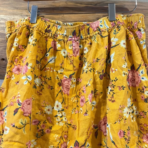 Abound Floral Shorts - Picture 2 of 3